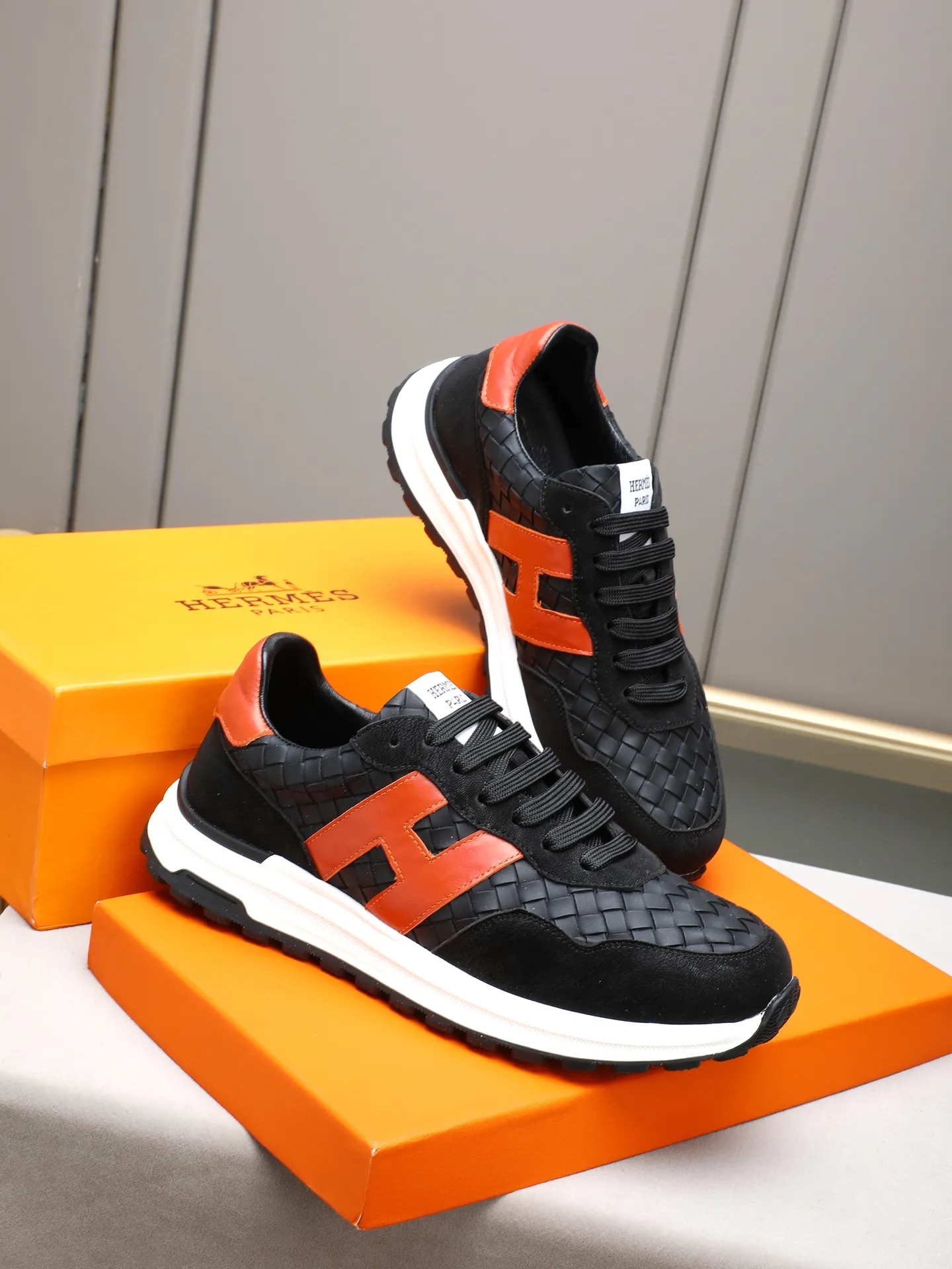 📛📛📛PPP420 (Hermes)🆕Men's color-blocked sneakers with textured calfskin details. Spliced ​​with original cowhide, this shoe draws inspiration from the equestrian world, integrating technical details and practical functions. Breathable sheep lining, original combination outsole, high-end quality, and every detail is perfectly combined! Size: 38-44 (45 can be customized)